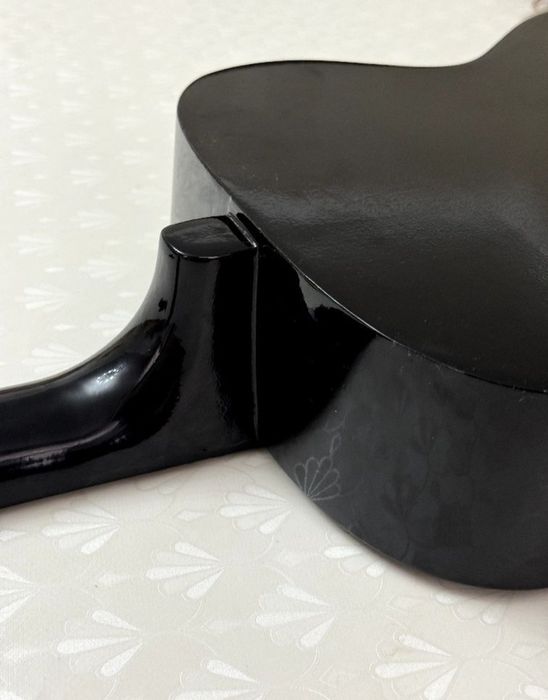 Классицеская гитара со струнами и каподастором