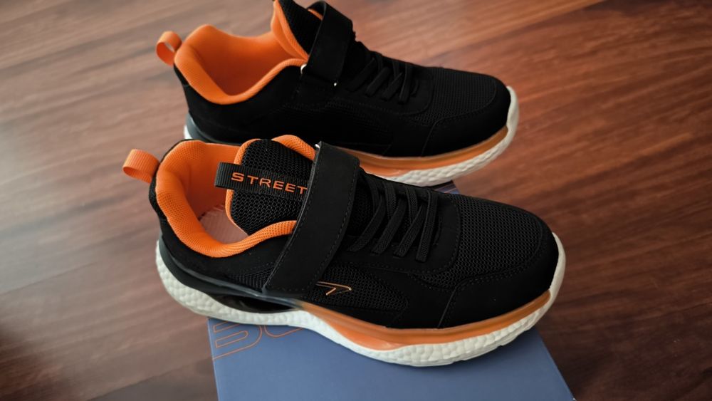 Кроссовки для мальчика , размер 35 .