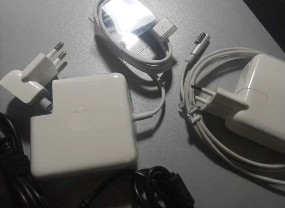 на MacBook 85W - зарядка, блок питания .