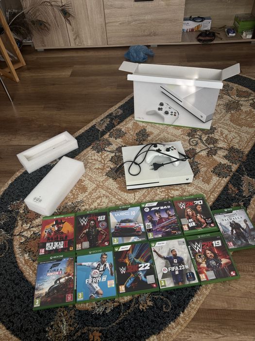 Vând Xbox One S 1TB