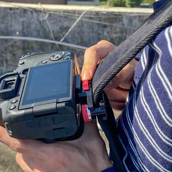 Клипс за закачане на фотоапарат към раница , колан – Canon, Nikon и др