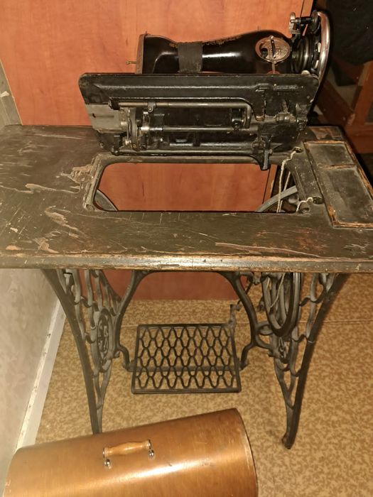 Швейноя ножная машинка