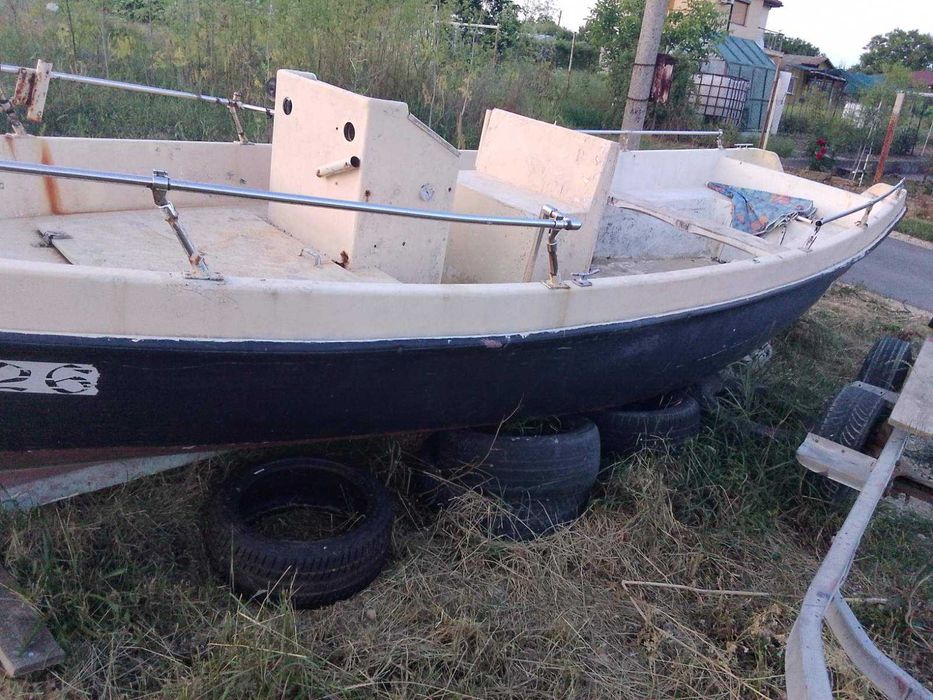 Рибарска лодка Ял 6 с бензинов или дизелов двигател
