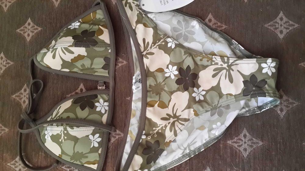 Раздельный женский купальник.