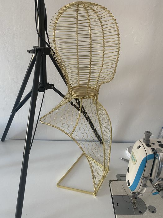 Манекен новый золото