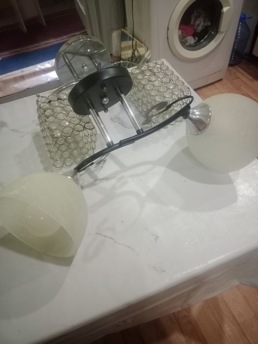 Продам люстры с лампой.