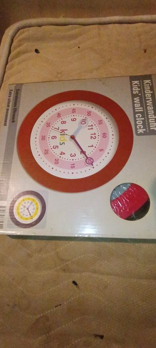 Vând sau schimb ceasuri de perete