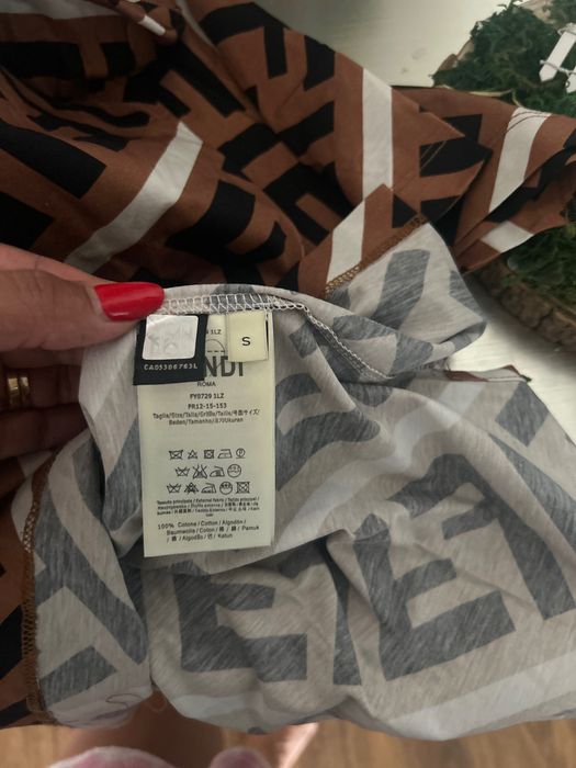 Vând tricou Fendi original