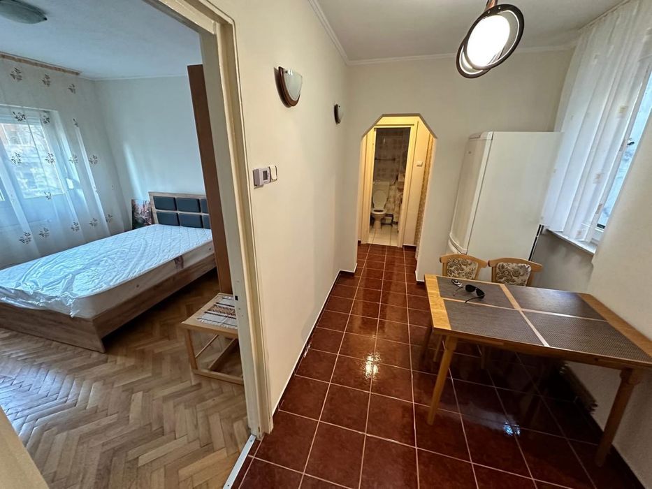 Ofer spre vanzare Apartament 3 Camere + Hol   in zona centrala Et. 2