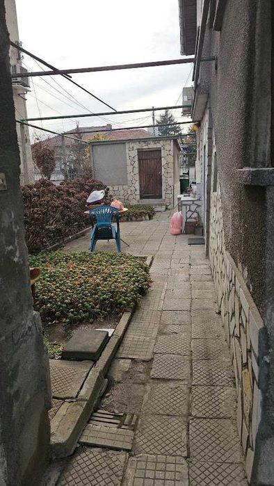 Двуетажна къща с гараж двор и пристройки Стамболийски