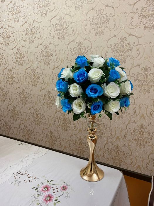 Suniy gullar shohona stol uchun