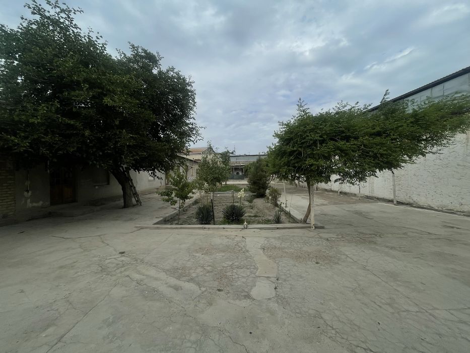 Uchastka sotiladi katta hovli tel qilinglar