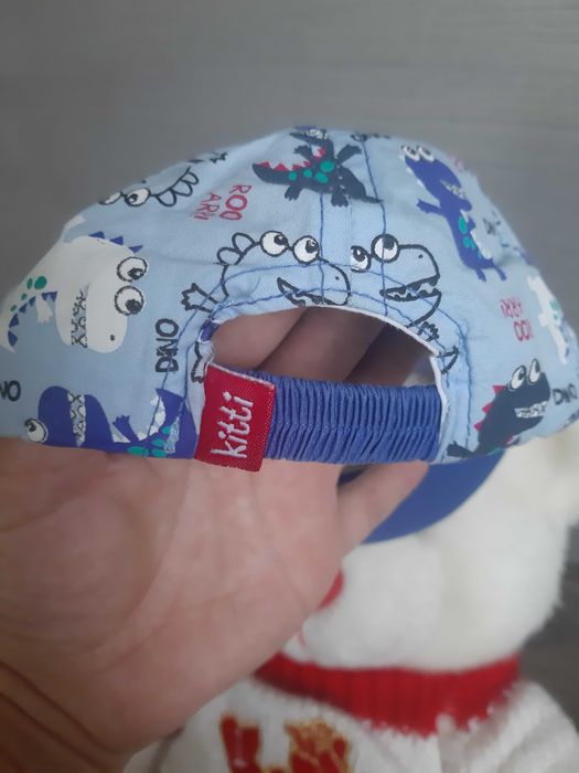 Лот Бебешки шапки с козирка за момче