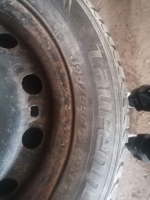 Vand  4 cauciucuri de iarna 195 55 15cauciucurile arată fost de ok