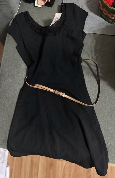 Rochița neagră, cu curelușă