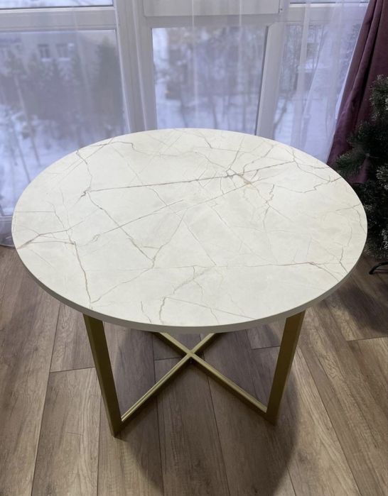 Круглый обеденный стол