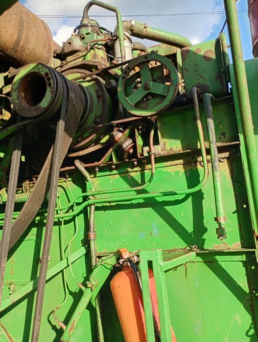 Vând combina John Deere 330