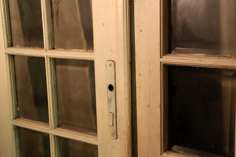 Usi vechi cu geamuri fatetate