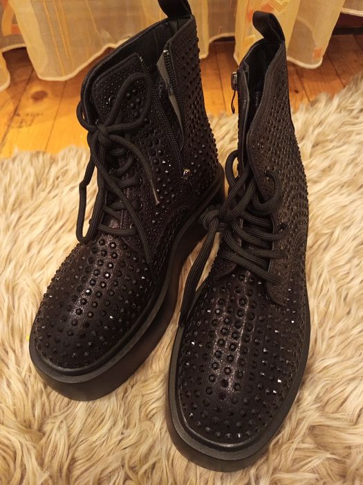 Дамски боти на платформа декорирани с красиви камъчета