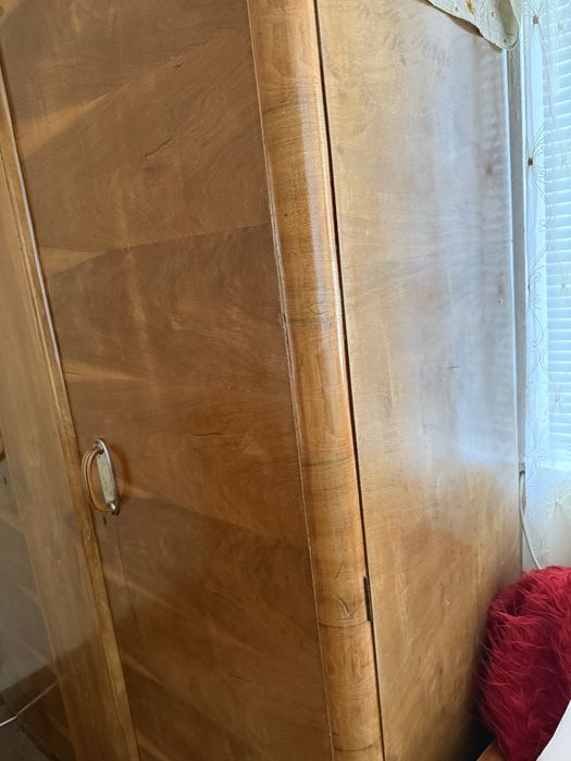 Старинен орехов гардероб и спалня