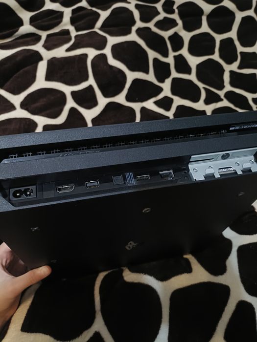 PS 4 pro cu fifa 24 și o consolă