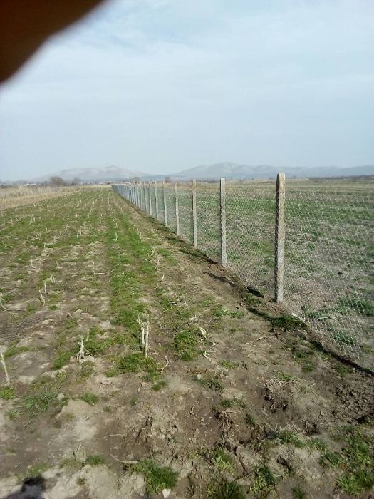 Изграждане на огради с циментови колове и оградна мрежа