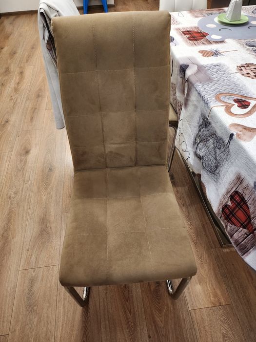 Трапезни столове.Два бели и два кафяви.