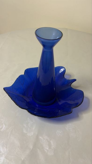 Фруктиера листо и ваза от синьо стъкло