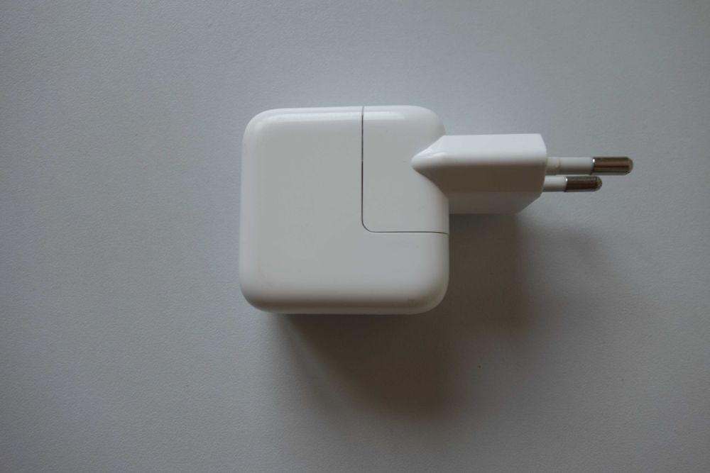 Оригинално зарядно за iPad / iPod / iPhone