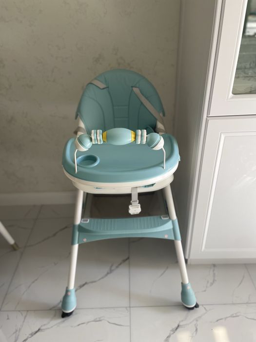 Детский    столик   почти новый , для мальчика и девочке