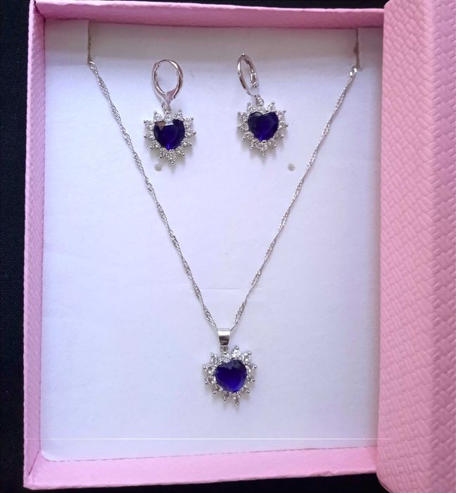 Нов,масивен, дамски сребърен комплект,със сърца. 12 различни. В кутия.