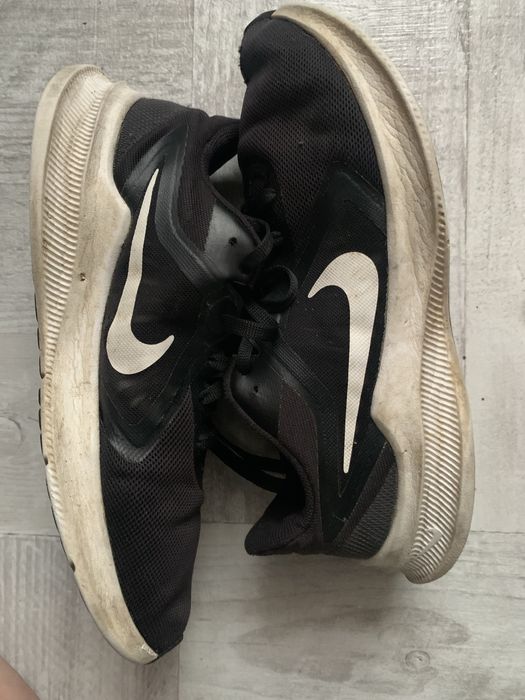 Vand adidasi nike folositi