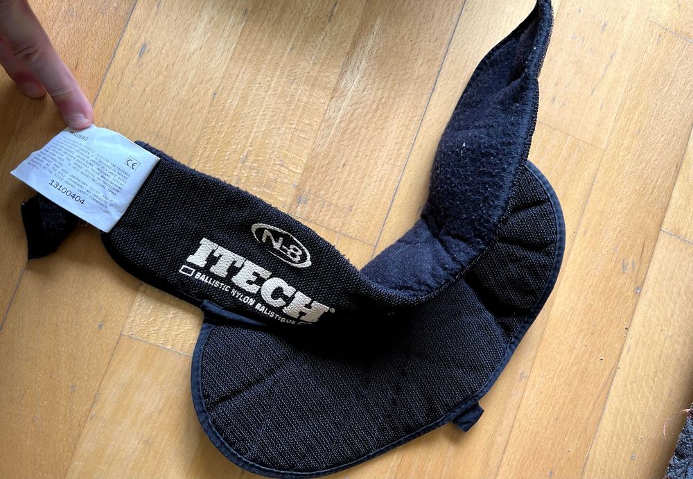 Protecție Gât Hochei ITECH N8 cu Bavetă – 13.5-17" (34-43 cm)