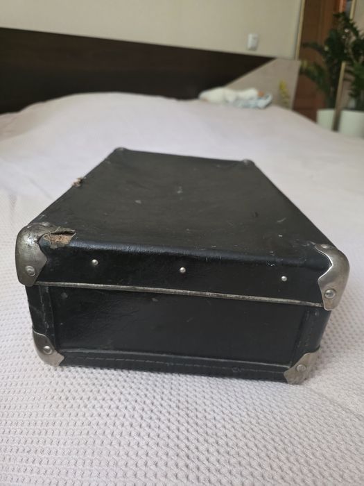 Чемодан кожаный черный