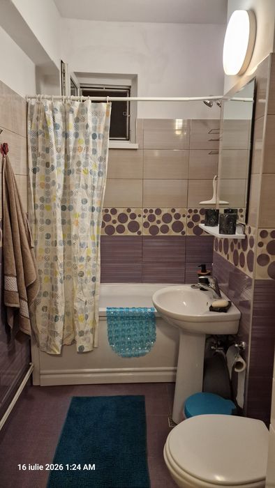 Proprietar, închiriez apartament cu 2 camere confort mărit,  decomandat, et. 3/4, zonă semicentrală (Plopilor vechi) cu garaj.
