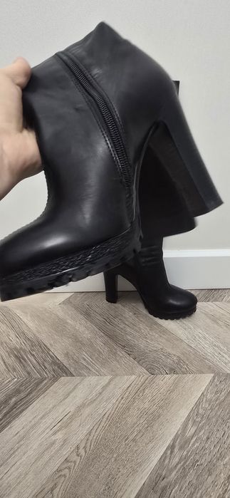 Демисезонные кожаные сапоги