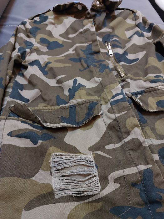 Камуфляжная джинсовая куртка Pull & Bear