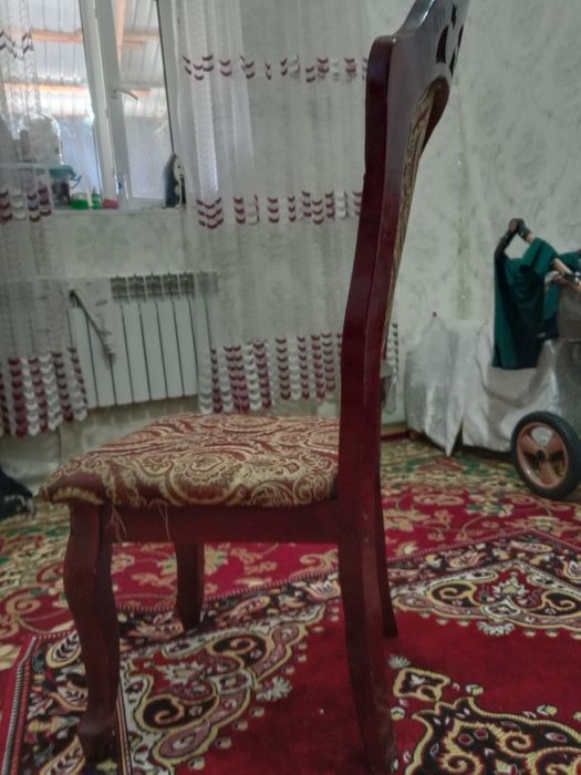 Стол, стулья для гостей