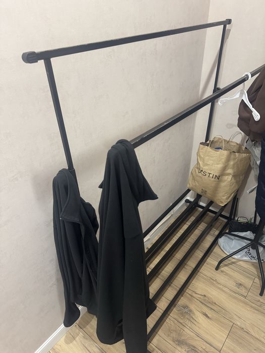 Вешалка на колесиках