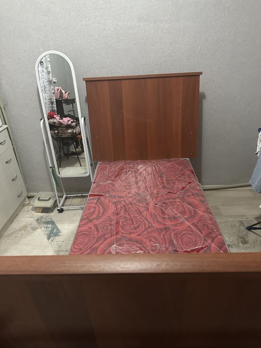 Кровать с матрасом