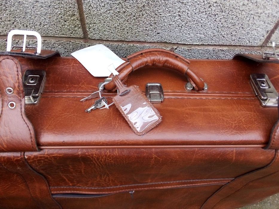 Пътнически кожен куфар с колелца