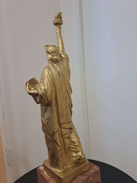 Satuia Libertatii, bronz cu marmura, 800 lei