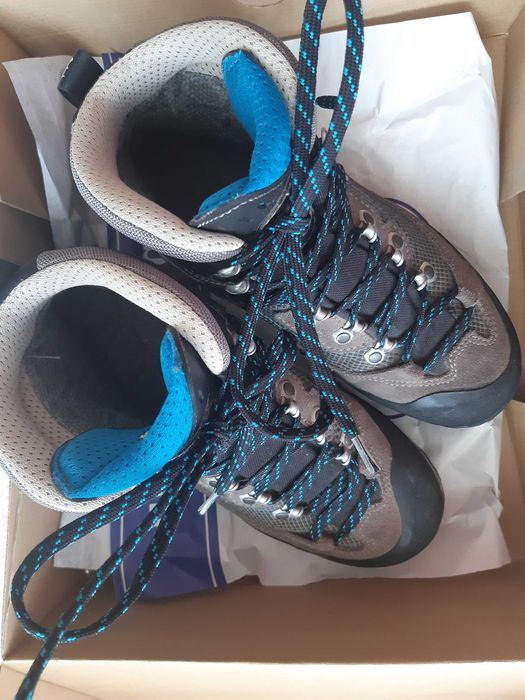 Продавам дамски туристически обувки марка Вestard