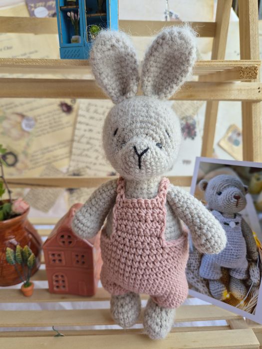 Вязаный Зайка ручной работы.