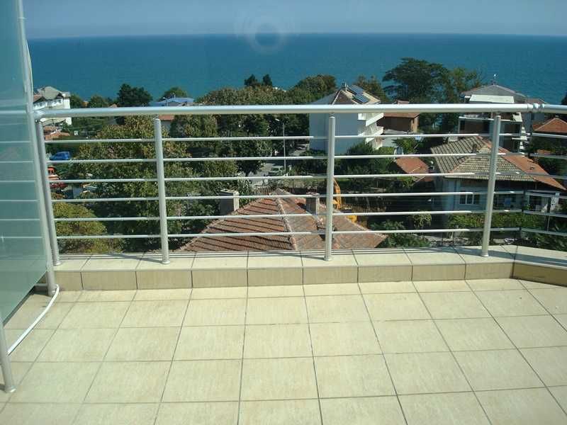 Тристаен панорамен апартамент в гр. Обзор! На 150метра от плажа!