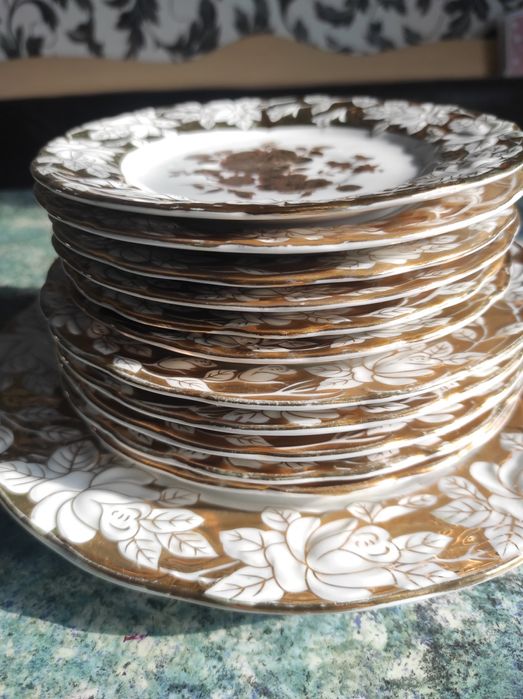 Тарелки бело-золотые б/у