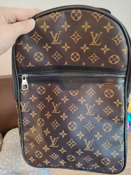 Ghiozdan mare imitație piele și un anumit pattern