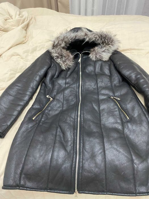 Продаю дубленку с капюшоном.