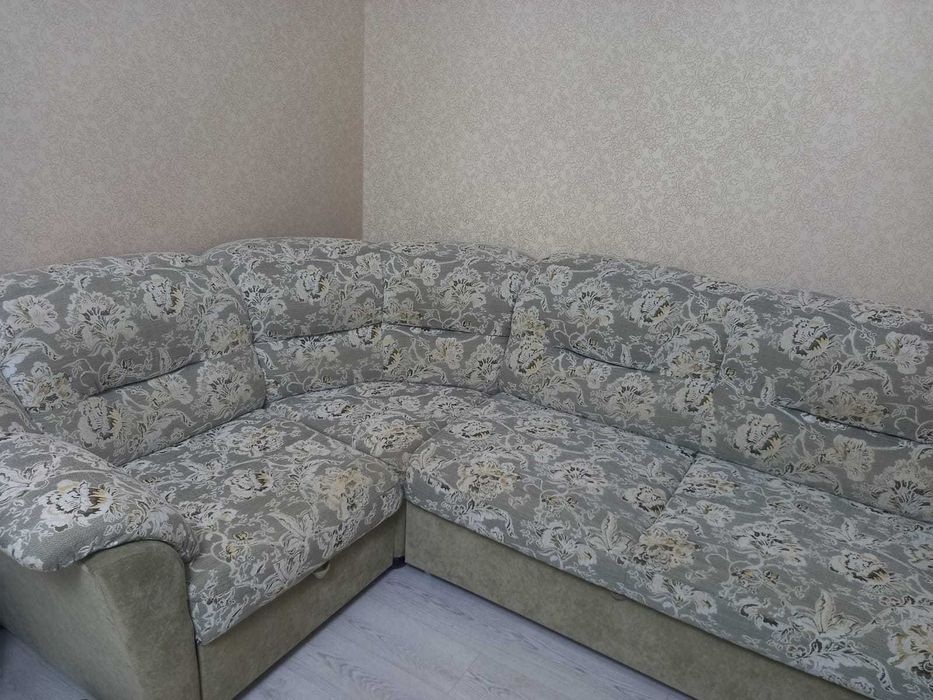 Продам угловой диван с креслом