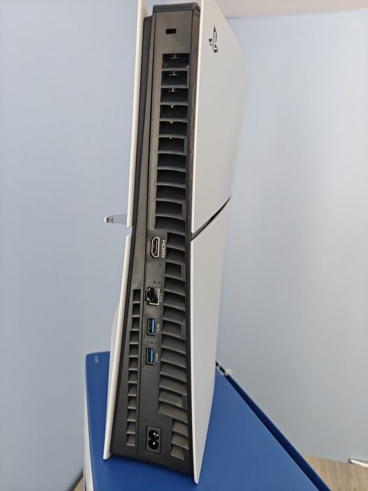 Продавам PS5 Slim 1TB с Гаранция